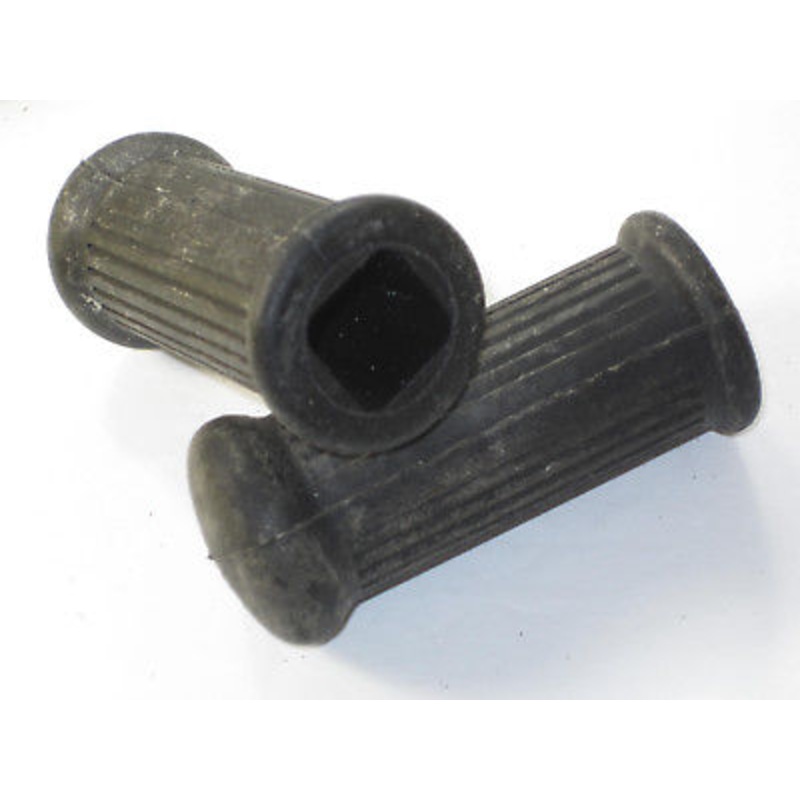 Triumph BSA 82-9051 footrest footpegs square hole rear rubbers short passenger